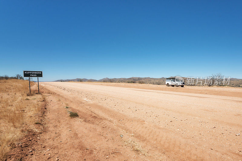带顶帐篷的全地形车辆在Kupferberg Pass，纳米比亚，非洲